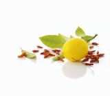 Zitrone und getrocknete Chilischoten — Stockfoto