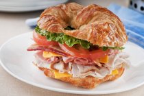 Club sandwich sur croissant — Photo de stock