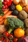 Surtido de verduras crudas de color, marco completo - foto de stock
