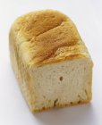 Частично нарезанная буханка белого хлеба — стоковое фото