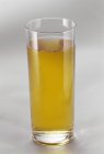 Vaso de zumo de manzana - foto de stock