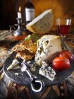 Синий сыр с кунжутом — стоковое фото