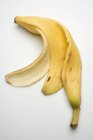 Свежая банановая кожа — стоковое фото