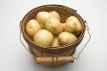 Patatas en cesta de virutas de madera - foto de stock
