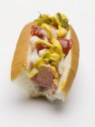 Hot-dog partiellement mangé à la moutarde — Photo de stock