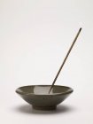 Bastone di incenso aromatico in piatto di ceramica su superficie bianca — Foto stock