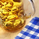 Birra in grande bicchiere e sul tavolo — Foto stock