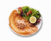 Salade de crevettes sur saumon — Photo de stock