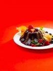 Шоколадний пудинг з фруктовим та шоколадним соусом — стокове фото
