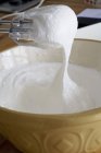 Mezcla de merengue en un bol - foto de stock