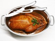 Roast goose in roasting dish — Stock Photo