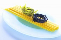 Спагетті і тальятелле макарони — стокове фото