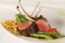 Grilled Rack of lamb with green asparagus — Stock Photo