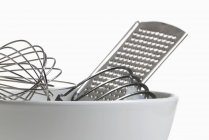 Вид крупным планом различных кухонных инструментов в миске — стоковое фото