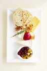 Placa de queso con frutas - foto de stock