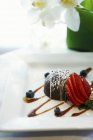 Vista de primer plano del postre de chocolate con fresas en rodajas y arándanos - foto de stock