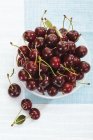 Cerezas rojas frescas en tazón - foto de stock