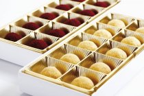 Trufas de chocolate en cajas - foto de stock