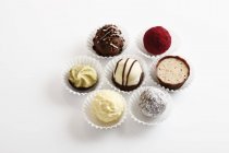 Chocolates variados em casos de papel — Fotografia de Stock