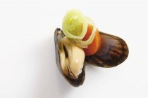 Cooked Mussel with leek and carrot — Stock Photo