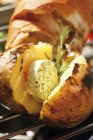 Картофель барбекю с травяным маслом — стоковое фото