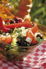 Salade grecque sur la table — Photo de stock