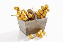 Fresh dates in wooden basket — Stock Photo