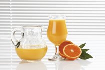 Апельсиновый сок в стекле — стоковое фото