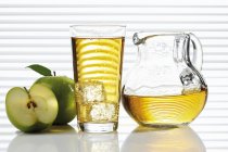 Яблочный сок в стекле и стеклянном кувшине — стоковое фото