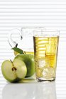 Яблочный сок в стекле и стеклянном кувшине — стоковое фото