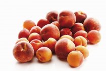Frische Aprikosen und Pfirsiche — Stockfoto