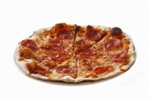 Pizza salami à la sauce tomate — Photo de stock