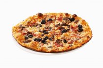 Jamón y pizza de oliva - foto de stock