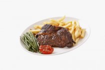 Steak mit Pommes und Bohnen — Stockfoto