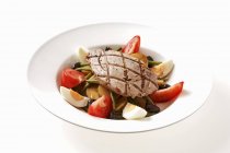 Salatnioise mit Thunfisch — Stockfoto