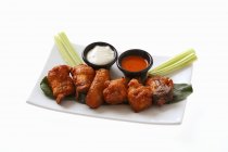 Elevated view of Buffalo wings with two dips on plate — Stock Photo