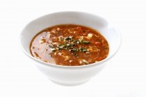 Sopa agria picante en tazón blanco - foto de stock