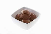 Cuillères de crème glacée au chocolat dans un plat — Photo de stock
