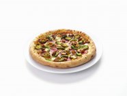 Pizza con salame piccante — Foto stock