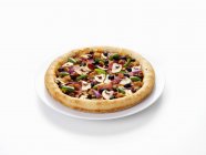 Pizza con carne picada y champiñones - foto de stock