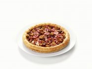Pizza au bacon et salami — Photo de stock