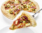 Pizza au salami et au piment — Photo de stock