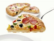 Pizza de salami en rodajas - foto de stock