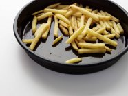 Frites de pommes de terre dans un plat de cuisson — Photo de stock