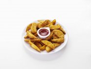Fried potato wedges with dip — Stock Photo