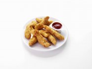 Dedos de pollo con salsa - foto de stock