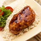 Гриль курица барбекю над рисом — стоковое фото