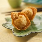 Primo piano vista di gnocchi asiatici fritti su un piatto — Foto stock
