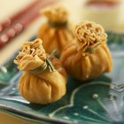 Primo piano vista di gnocchi asiatici fritti su piatto verde — Foto stock