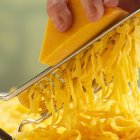 Râper le fromage à l'orange — Photo de stock